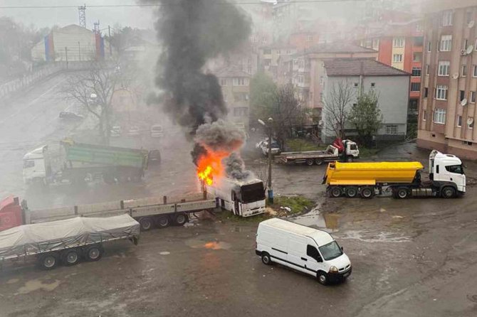 Park Halindeki Minibüs Alev Alev Yandı