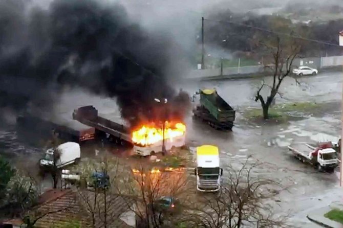 Park Halindeki Minibüs Alev Alev Yandı