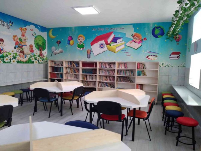 Dünyaca Ünlü Ekonomistten Okul Kütüphanesine Büyük Destek