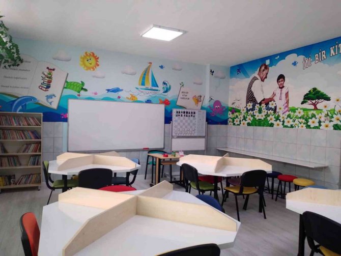 Dünyaca Ünlü Ekonomistten Okul Kütüphanesine Büyük Destek