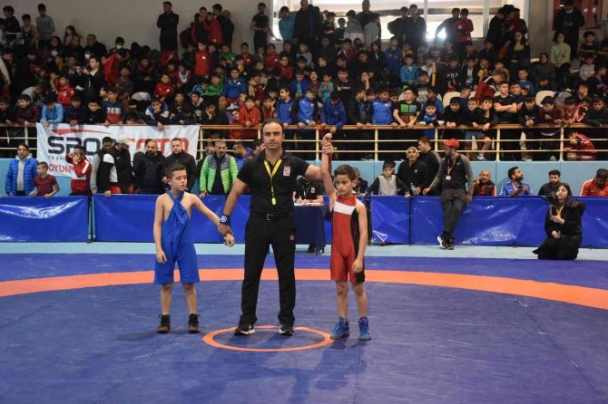 Afyonkarahisar’da U11-u13 Türkiye Güreş Şampiyonası Başladı