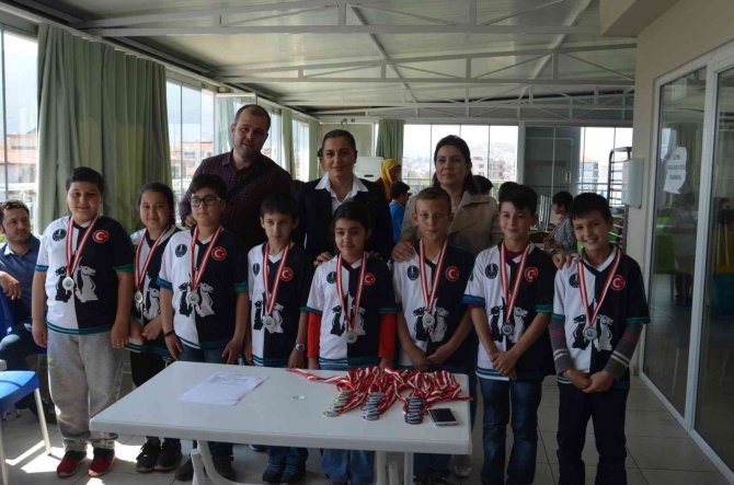 Satranç Tutkusunu Öğrencilere Aşıladı, Başarılar Ard Arda Geldi