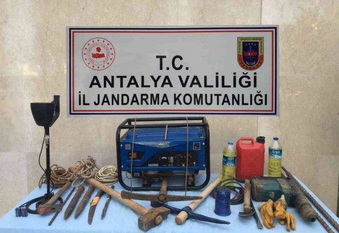 Antalya’da Jandarma Tarihi Eser Kaçakçılarına Göz Açtırmadı