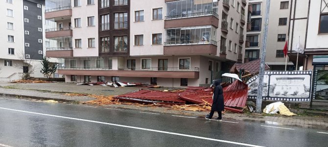 Fırtınada Uçan Çatıdan Son Anda Kurtulan Üniversite Öğrencisi Genç Kızlar Korku Dolu O Anları Anlattı