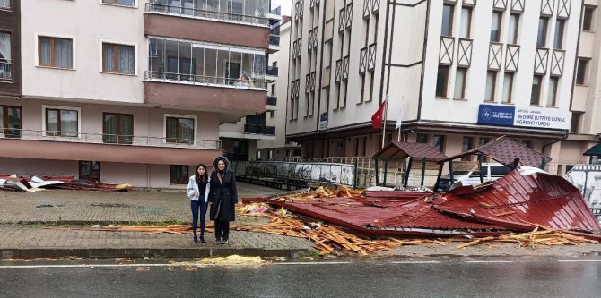 Fırtınada Uçan Çatıdan Son Anda Kurtulan Üniversite Öğrencisi Genç Kızlar Korku Dolu O Anları Anlattı