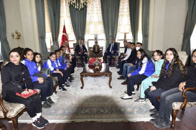 Şampiyon Bayan Futbol Takımından Protokol Ziyareti