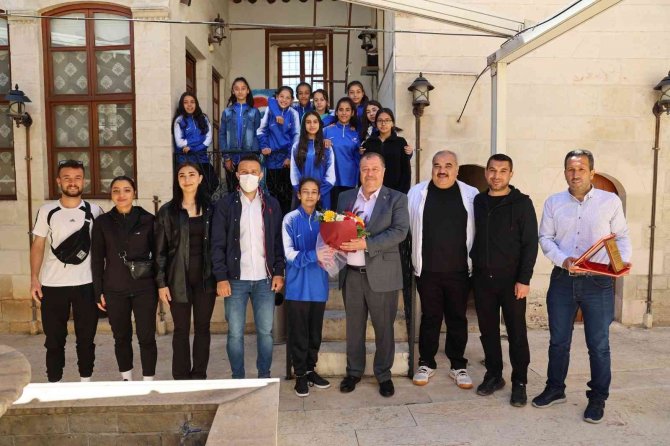 Şampiyon Bayan Futbol Takımından Protokol Ziyareti