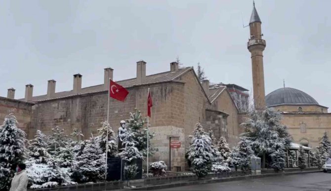 Niğde’de Nisan’da Kar Sürprizi