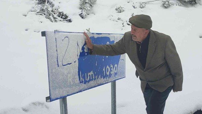 Bahar Mevsiminde Şaşırtan Kar; Meyve Çiçeklerinin Üstüne Yağdı