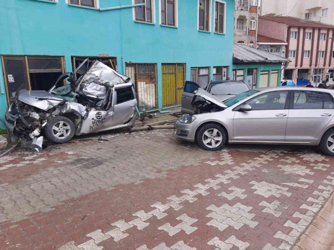 Bilecik’te Freni Boşalan Kamyon Park Halindeki 3 Aracı Adeta Biçti