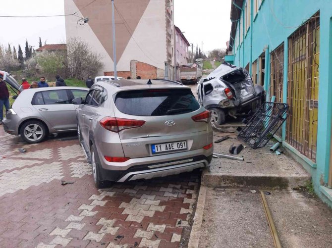 Bilecik’te Freni Boşalan Kamyon Park Halindeki 3 Aracı Adeta Biçti
