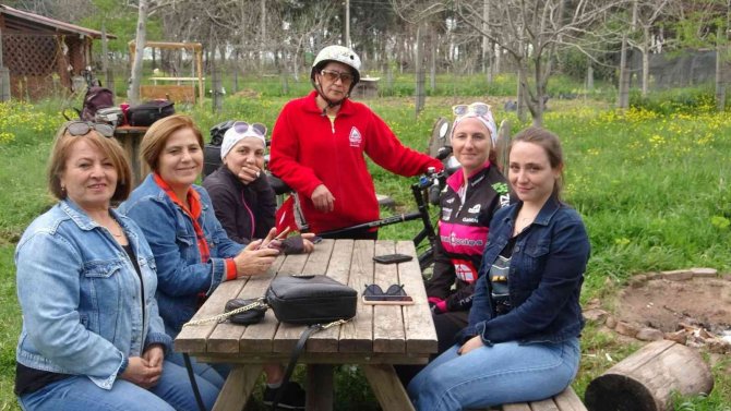 İ̇ngiliz Kadın Gezgin Bisikletle Dünya Turunda