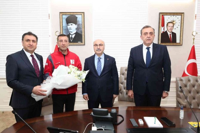 Hayırsever İş Adamı Ve Kardeşinden Buca Kızılay’a Anaokulu Bağışı