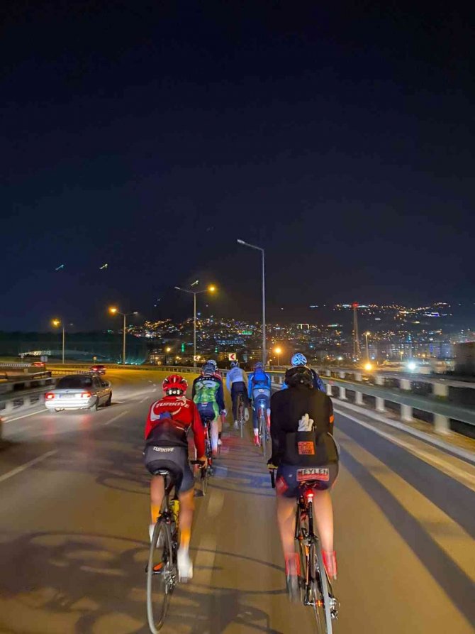 Bursalı Bisikletçiler İftardan Sahura Pedal Çevirdi.