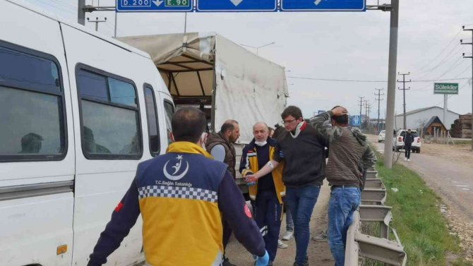 Minibüsün Kamyonete Çarptığı Kaza Kamerada: 4 Yaralı