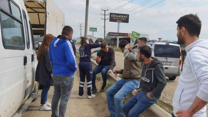 Minibüsün Kamyonete Çarptığı Kaza Kamerada: 4 Yaralı