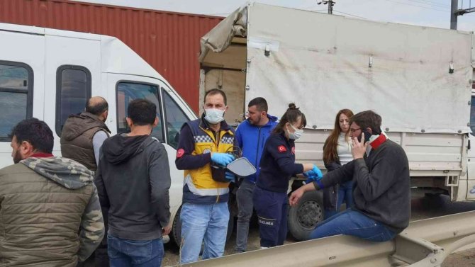 Minibüsün Kamyonete Çarptığı Kaza Kamerada: 4 Yaralı