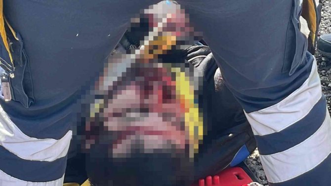 Yarış Motosikleti Hafif Ticari Araca Çarptı, Takla Atan Sürücü Ağır Yaralandı