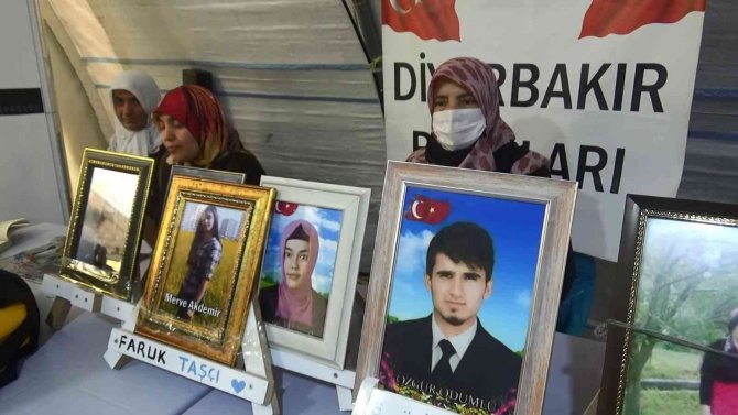 Hdp İ̇l Başkanlığı Önündeki Ailelerin Evlat Nöbeti Kararlıkla Devam Ediyor