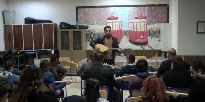 Bu İlçede 10 Yaşından 50 Yaşına Kadar Herkes Bağlama Çalmayı Öğreniyor