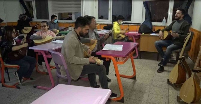 Bu İlçede 10 Yaşından 50 Yaşına Kadar Herkes Bağlama Çalmayı Öğreniyor