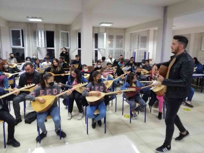 Bu İlçede 10 Yaşından 50 Yaşına Kadar Herkes Bağlama Çalmayı Öğreniyor