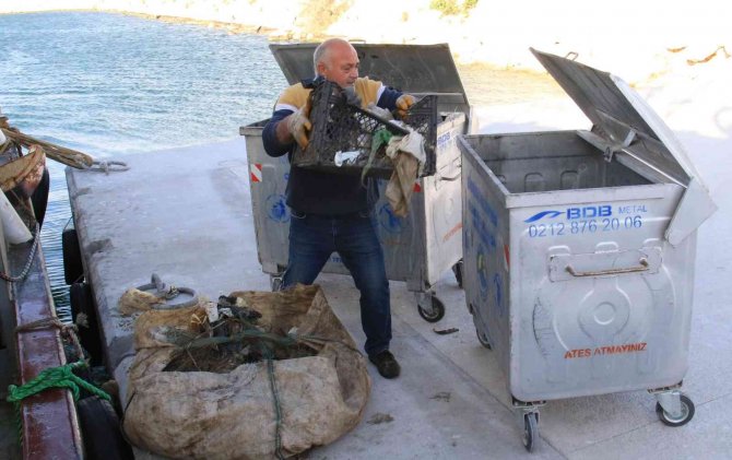 Akdeniz’de Balık Yerine Bir Avda 2 Konteyner Çöp Çıktı