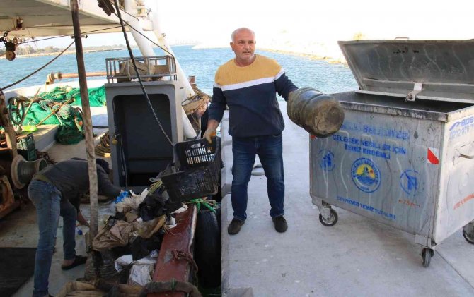 Akdeniz’de Balık Yerine Bir Avda 2 Konteyner Çöp Çıktı