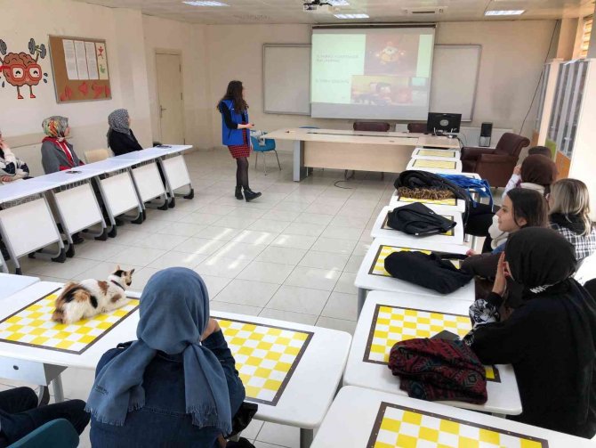 Gönüllü Gençlere Eğitim Verildi