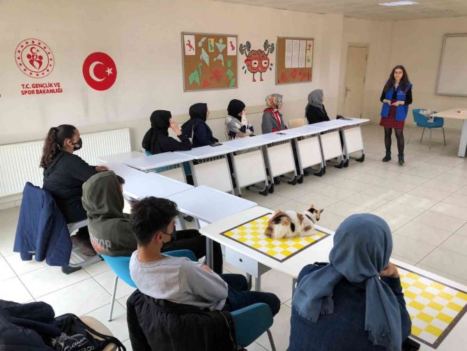 Gönüllü Gençlere Eğitim Verildi