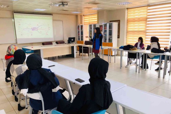 Gönüllü Gençlere Eğitim Verildi