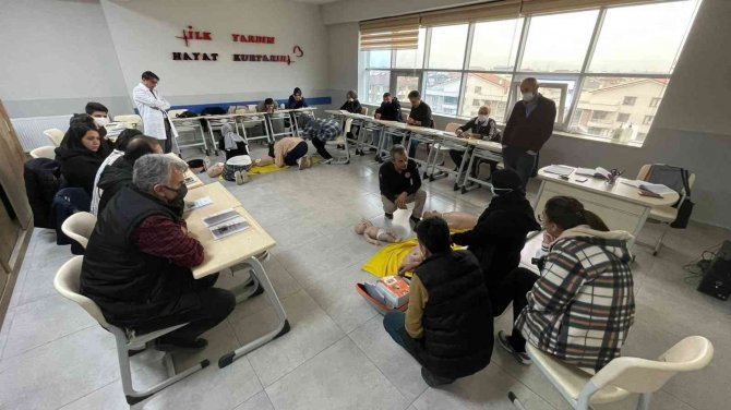 Öğretmenlerin İlk Yardım Eğitimi Devam Ediyor