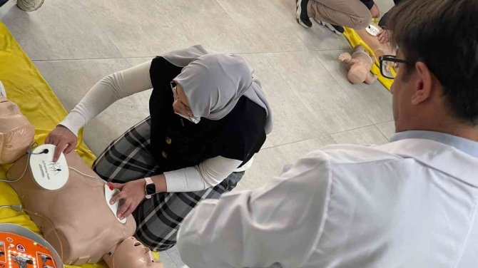 Öğretmenlerin İlk Yardım Eğitimi Devam Ediyor