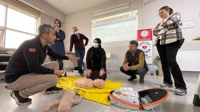 Öğretmenlerin İlk Yardım Eğitimi Devam Ediyor