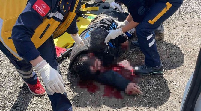 Yarış Motosikleti Hafif Ticari Araca Çarptı, Takla Atan Sürücü Ağır Yaralandı