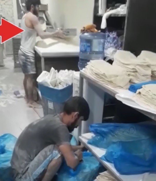 Fırında Skandal Görüntü: Yere Dökülen Unları Kürekle Toplayıp Lavaş Yaptı
