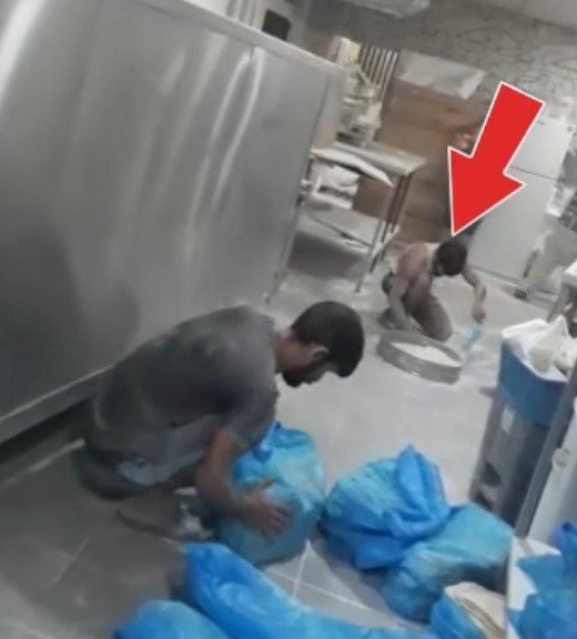 Fırında Skandal Görüntü: Yere Dökülen Unları Kürekle Toplayıp Lavaş Yaptı