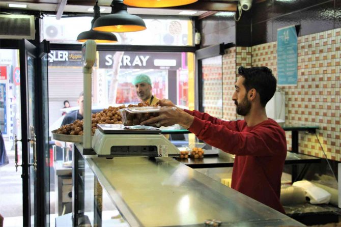 Elazığ’da Ramazan Ayının Vazgeçilmez Tatlısı Lokma, İftarda Sofraları Süslüyor