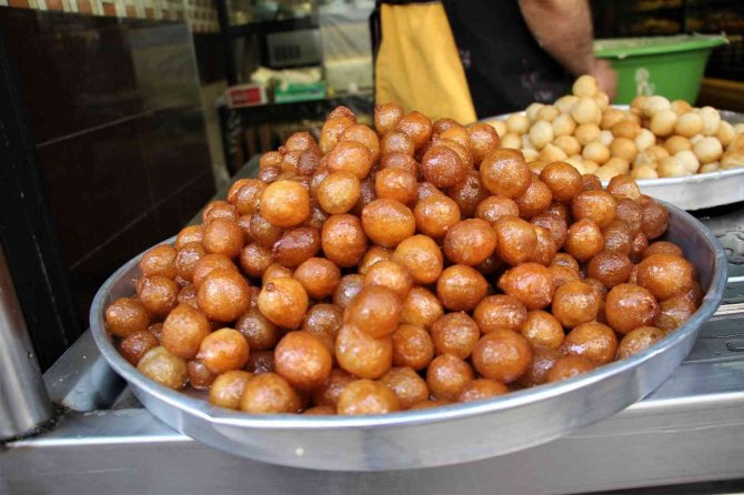 Elazığ’da Ramazan Ayının Vazgeçilmez Tatlısı Lokma, İftarda Sofraları Süslüyor