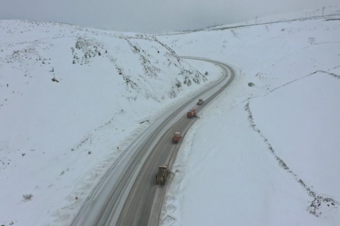 Erzincan’a Nisanın Ortasında Kar Sürprizi