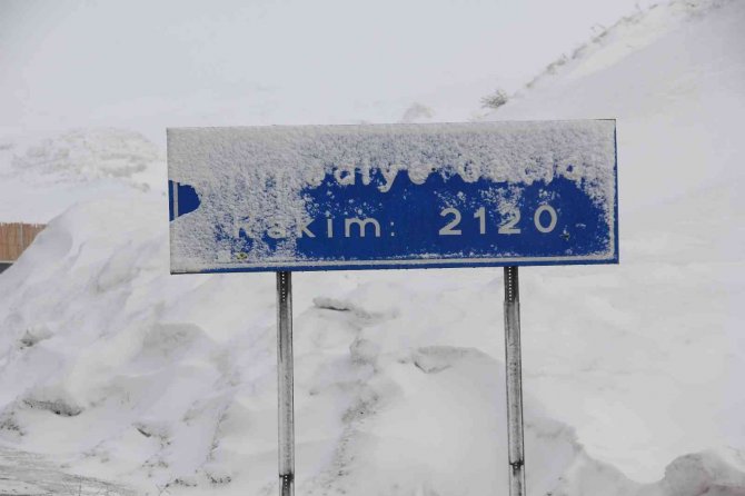 Erzincan’a Nisanın Ortasında Kar Sürprizi