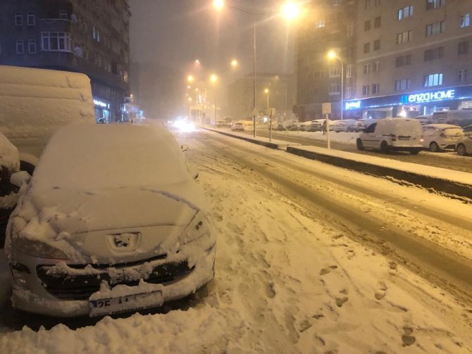 Erzurum’da Nisan Ayında Yoğun Kar Yağışı Etkili Oluyor