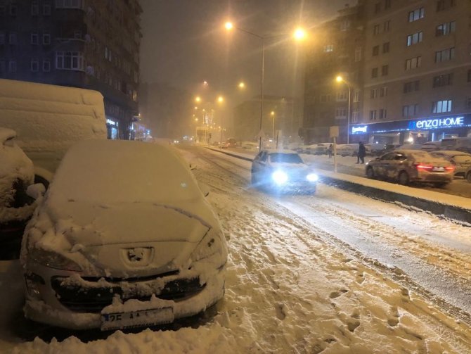 Erzurum’da Nisan Ayında Yoğun Kar Yağışı Etkili Oluyor