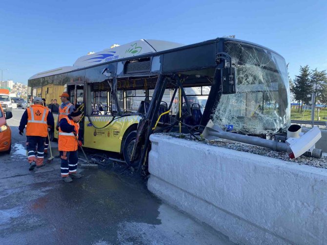 İ̇ett Otobüsü Gişe Betonlarına Çarptı: Faciadan Dönüldü