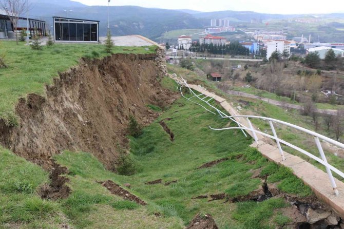 Karabük’te Çocuk Parkında Korkutan Heyelan