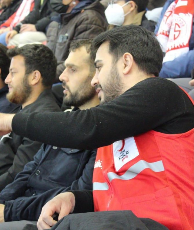Kızılay Gönüllüleri, Antalyaspor Maçını Görme Engellilere Betimlemeli Maç Anlattı