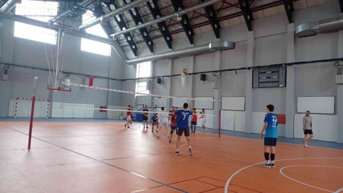 Voleybol Takımı Hazırlıklara Başladı