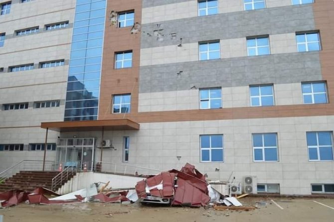 Şiddetli Rüzgar Hastanenin Çatısını Uçurdu
