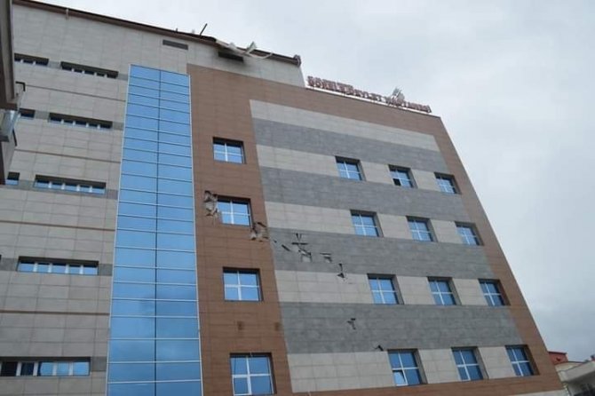 Şiddetli Rüzgar Hastanenin Çatısını Uçurdu