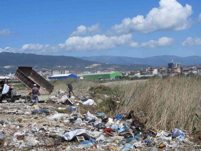 Hatay’da Kuşların Barınma Alanlarına Çöp Ve Moloz Dökülüyor